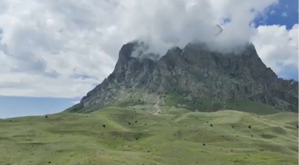 ilandagin-tarixi-sirri-dagin-yanindaki-kendin-sakinlerini-oradan-kochmeye-ne-vadar-edib