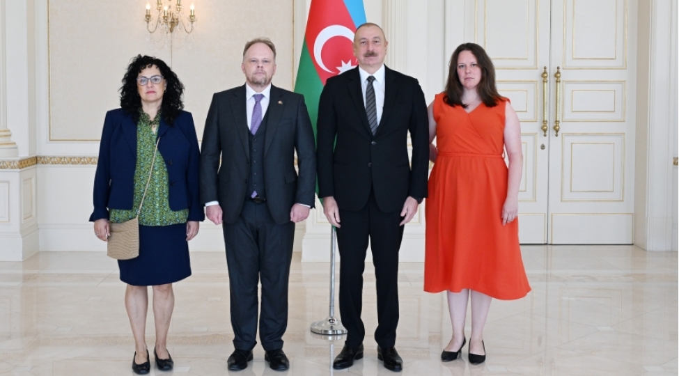 prezident-ilham-eliyev-kanadanin-olkemizde-yeni-teyinolunmush-sefirinin-etimadnamesini-qebul-edib-yenilenibfoto