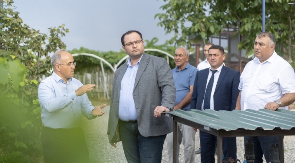 mecnun-memmedov-shabranda-teserrufatlara-bash-chekib-fermerlerle-gorushub