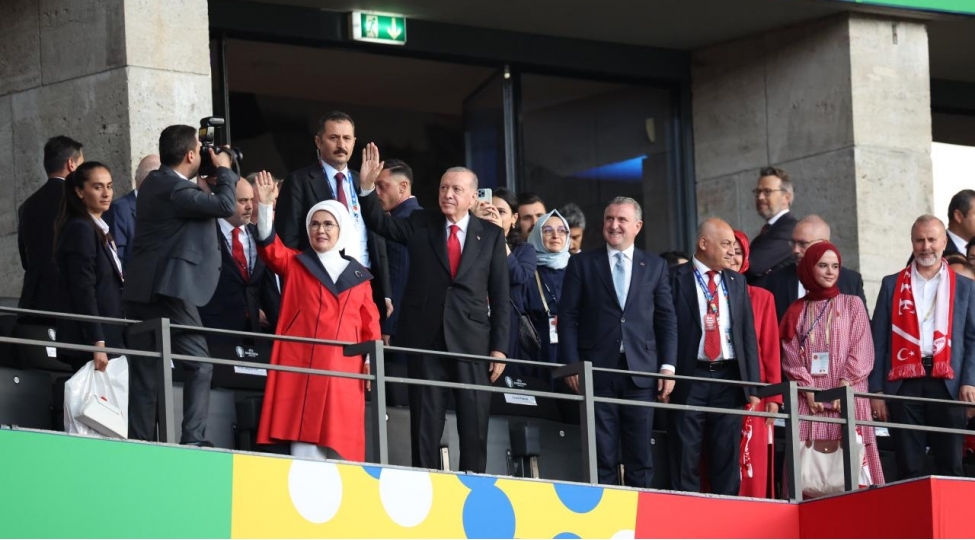 erdogan-niderland-turkiye-oyununu-stadiondan-izleyir