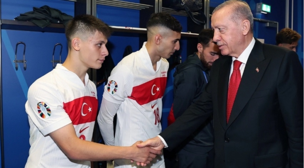 erdogan-turkiye-millisinin-futbolchulari-ile-gorushub