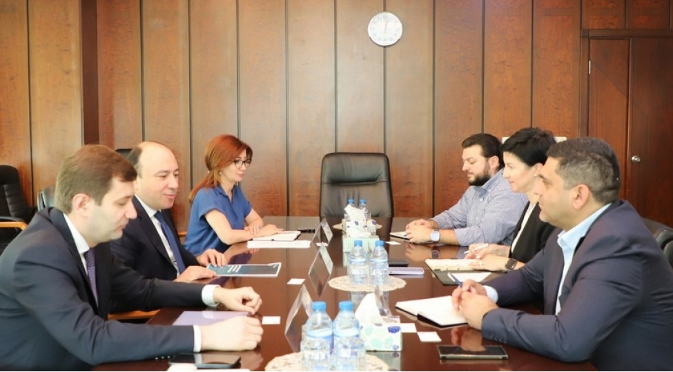 amb-ve-visa-ictimai-neqliyyatda-nagdsiz-odenishlerin-genishlendirilmesini-muzakire-edib