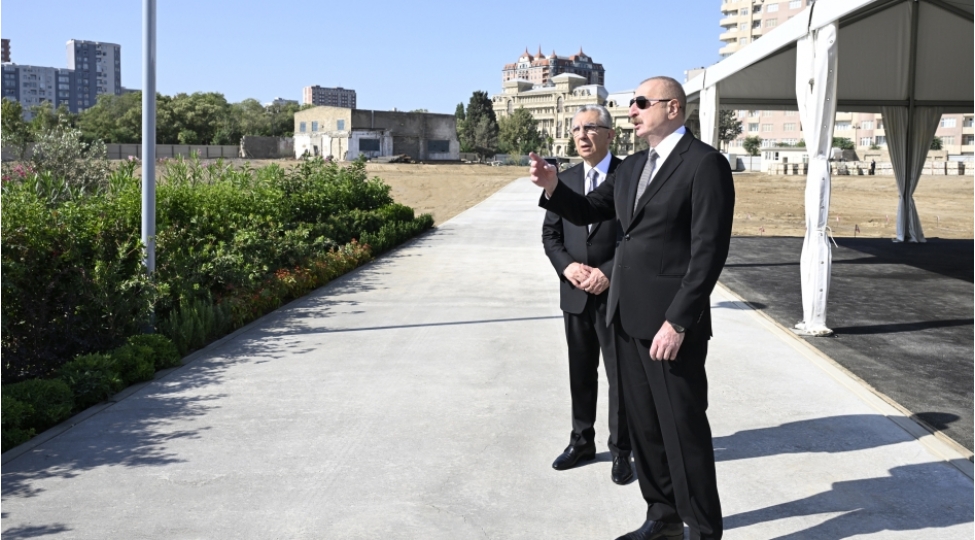 prezident-ilham-eliyev-bakida-genclik-metrosu-yaninda-yaradilan-yeni-parkda-ishlerin-gedishi-ile-tanish-olub-foto
