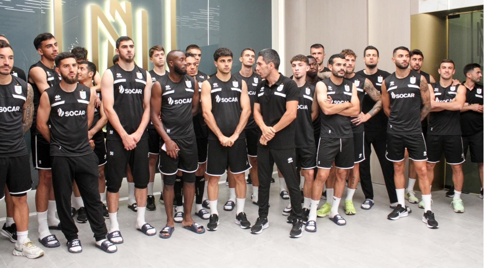 neftchinin-yeni-temir-olunmush-binasi-futbolchularin-ixtiyarina-verilib-video