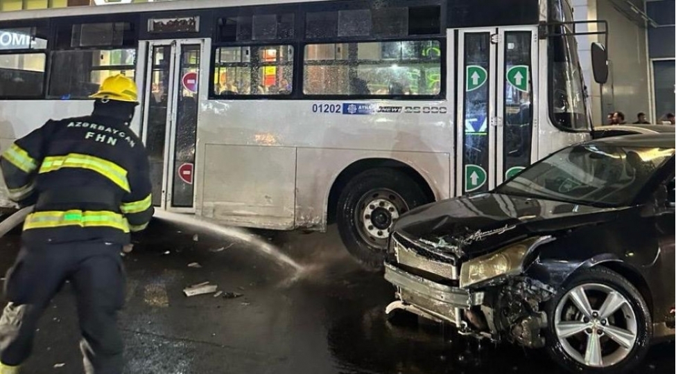 bakida-sernishin-avtobusu-10-dan-chox-mashini-ezib-video