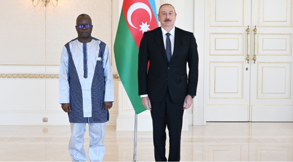 azerbaycan-torpaqlarini-ishgaldan-azad-edenden-sonra-fransa-esl-simasini-numayish-etdirdi
