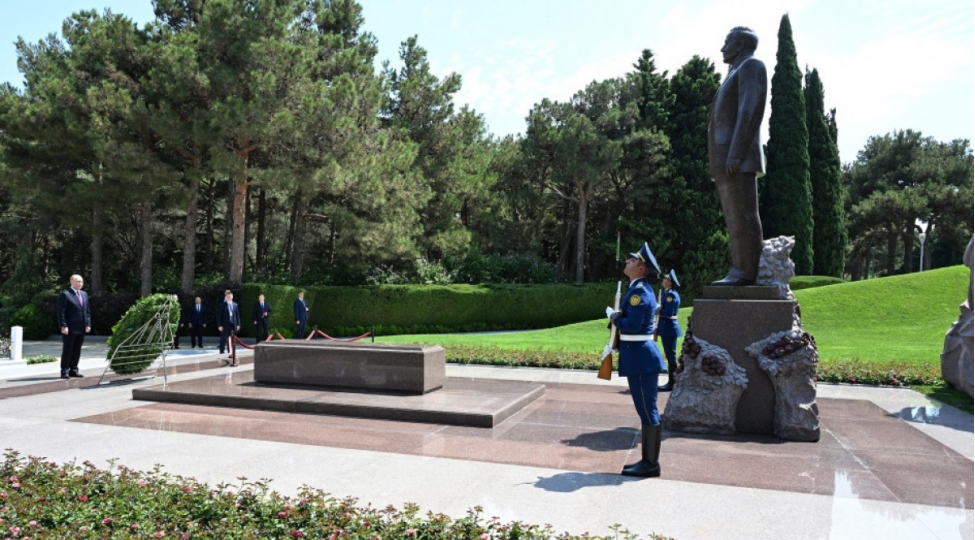 vladimir-putin-umummilli-lider-heyder-eliyevin-mezarini-ziyaret-edib