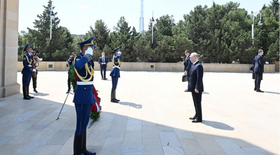 vladimir-putin-bakida-shehidler-xiyabanini-ziyaret-edib
