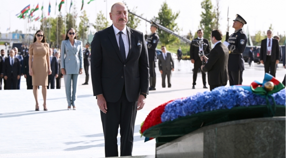 prezident-ilham-eliyev-birinci-xanim-mehriban-eliyeva-ve-qizlari-leyla-eliyeva-dashkendde-musteqillik-abidesini-ziyaret-edibler-yenilenib