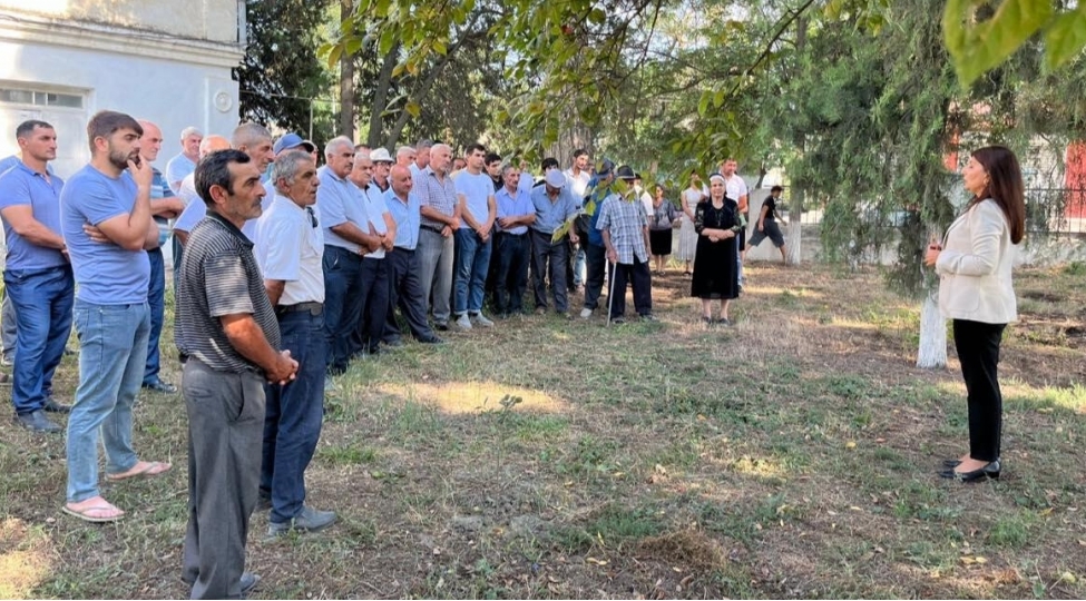 sevil-mikayilova-novbeti-gorushunu-chaykenari-kend-sechicileri-ile-kechirib-foto