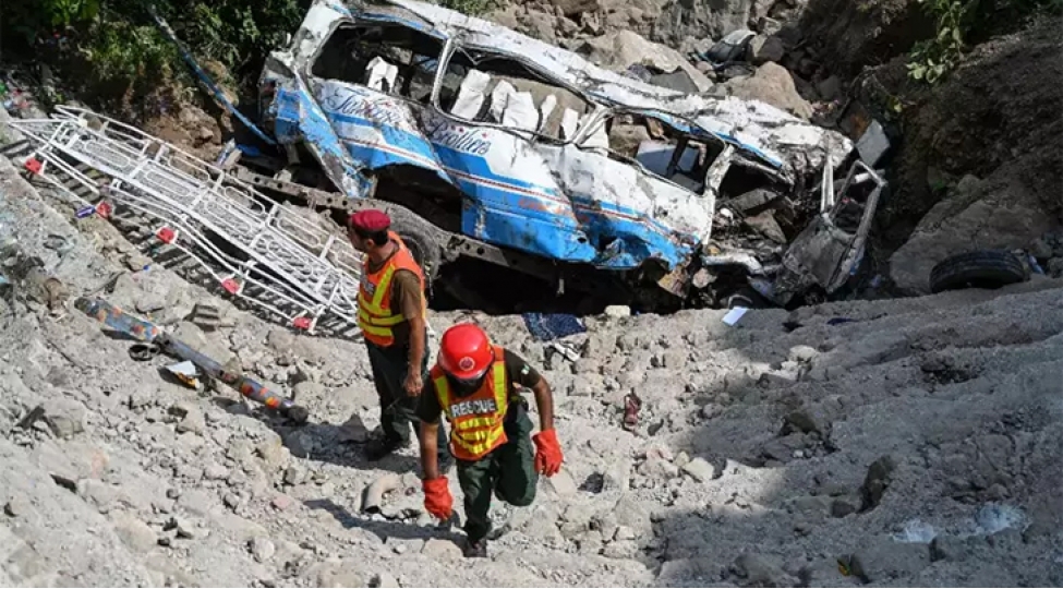 pakistanda-sernishin-avtobusu-uchuruma-yuvarlanib-29-nefer-olub