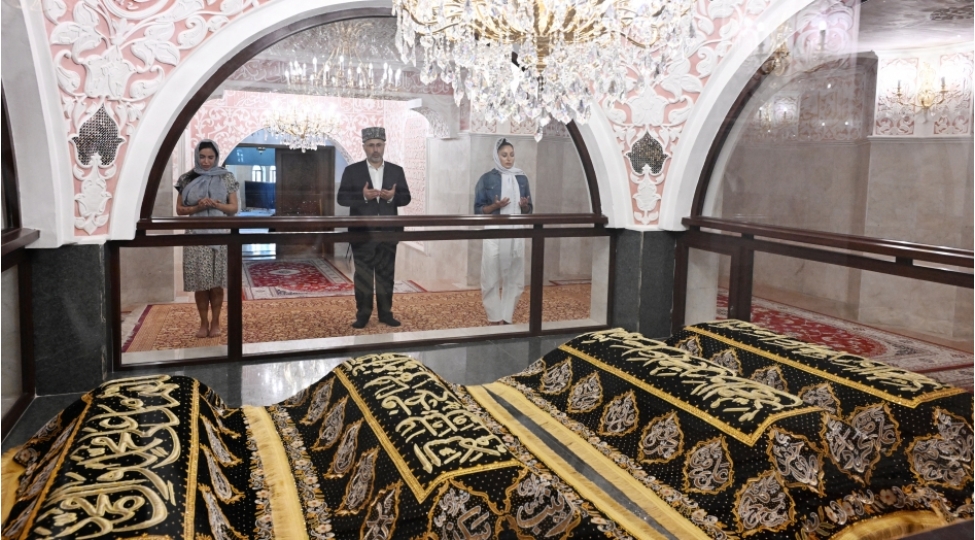 azerbaycanin-birinci-xanimi-mehriban-eliyeva-bibiheybet-ziyaretgah-kompleksini-ziyaret-edib-2