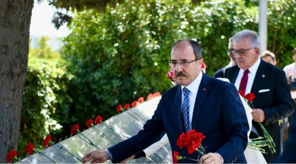 turkiye-sefiri-bakidaki-turk-shehidliyi-abidesini-ziyaret-edib
