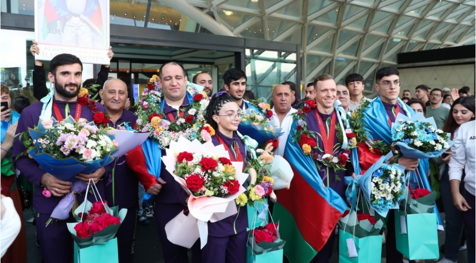 paris-paralimpiadasinda-medal-qazanmish-azerbaycan-idmanchilari-vetene-donubler