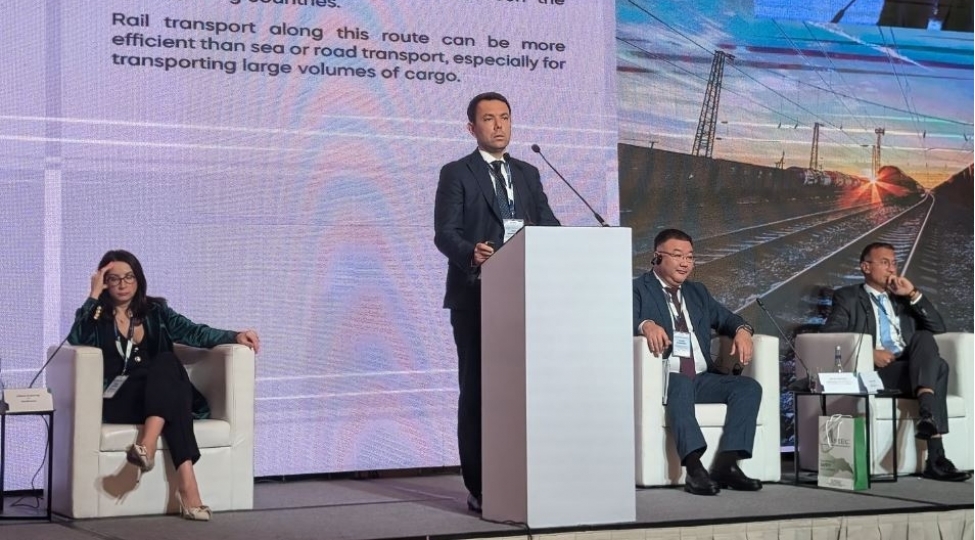 azerbaycan-ve-chin-avropaya-demir-yolu-xidmetlerinin-artirilmasi-imkanlarini-muzakire-edir