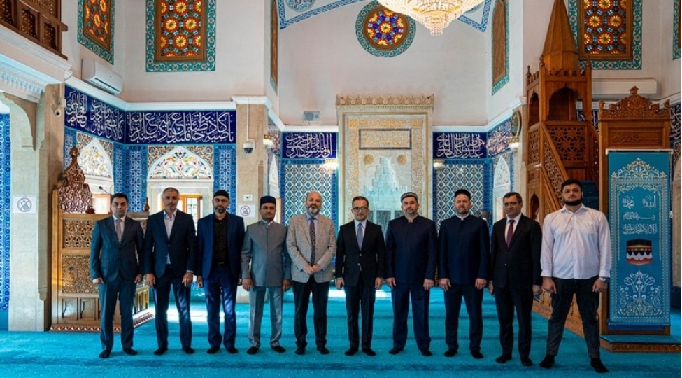 dini-komitenin-sedri-shehidler-mescidini-ziyaret-edib