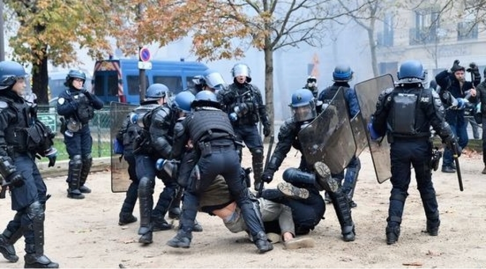 fransa-martinikde-etirazlari-yatirmaq-uchun-xususi-polis-destesi-gonderib-video