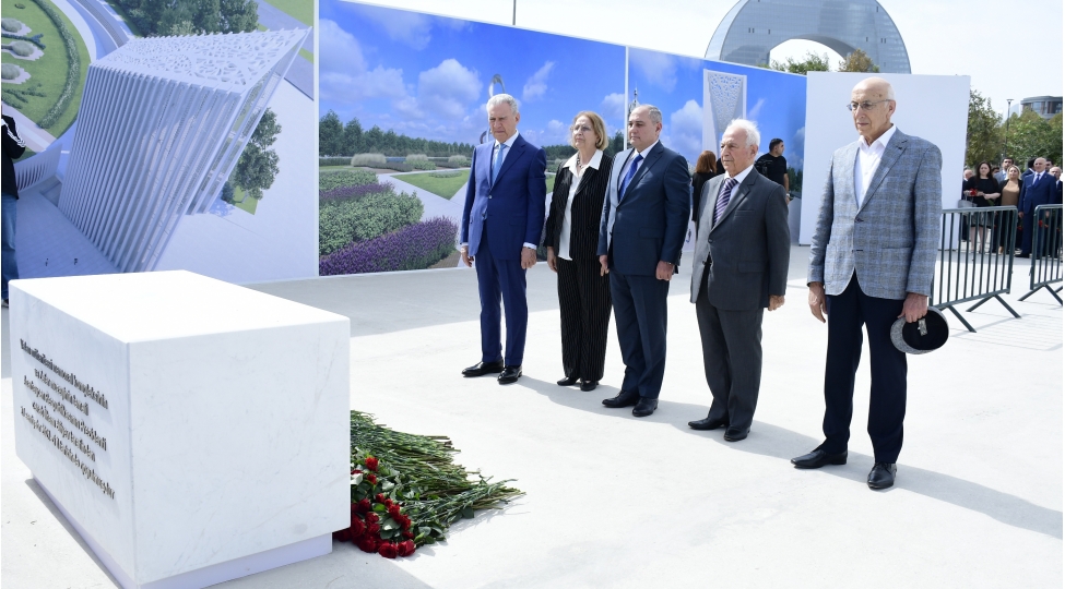 yeni-azerbaycan-partiyasinin-numayendeleri-zefer-parkinda-olublar-foto-2