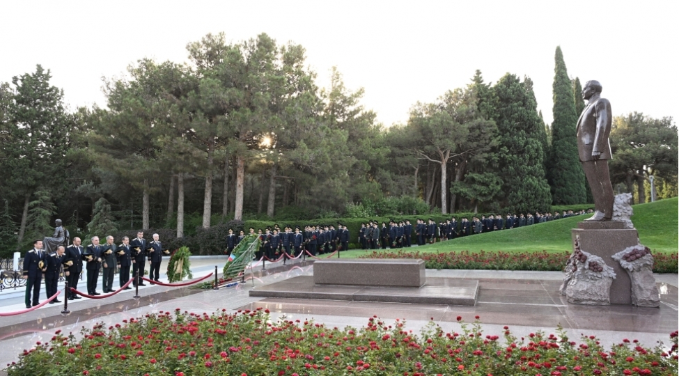 bash-prokurorlugun-kollektivi-ulu-onder-heyder-eliyevin-mezarini-ve-shehidler-xiyabanini-ziyaret-edib