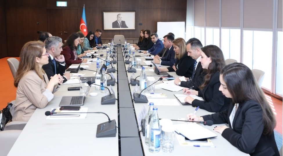 azerbaycan-asiya-inkishaf-banki-ile-emekdashliq-meselelerini-muzakire-edib