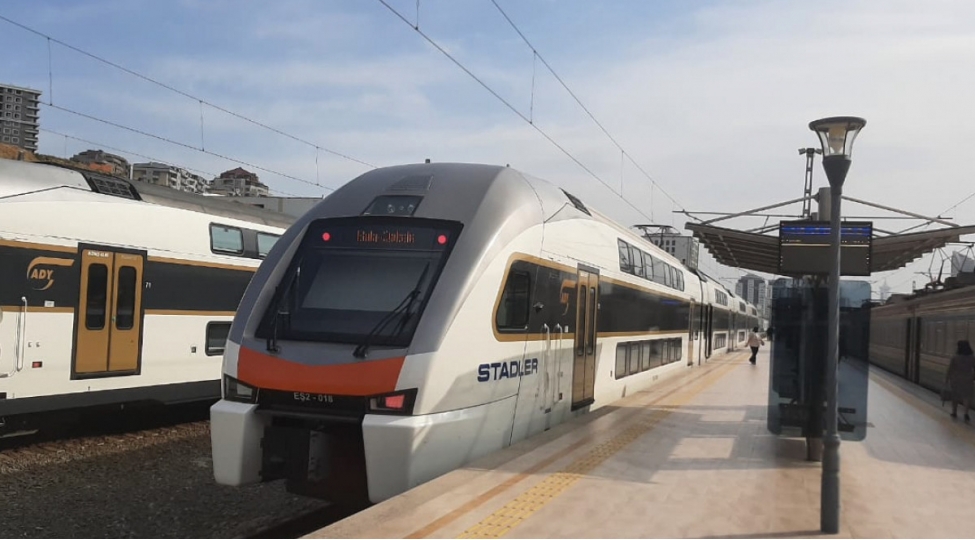 qatarlarin-vaqonlarinin-pencerelerinden-zibil-atanlar-500-manat-cerimelenecek