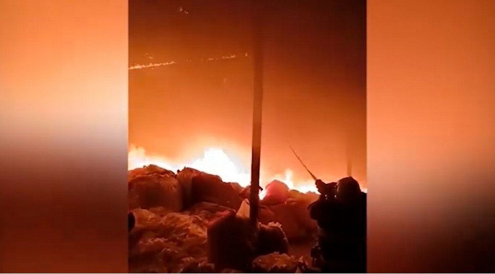 sumqayitda-polietilen-istehsali-sexinde-yangin-olub-video