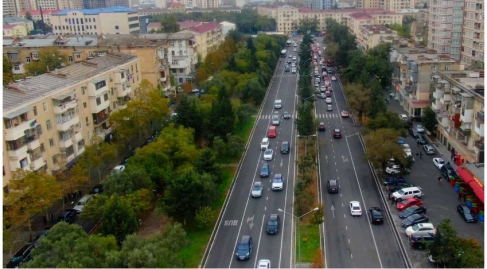 bakinin-ehmed-recebli-kuchesinin-bir-hissesinde-temir-ishleri-aparilib-video