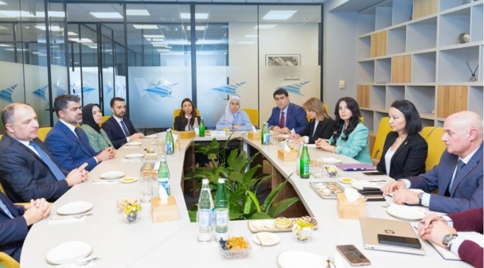 azal-thy-ile-biznes-terefdashligini-guclendirmeyi-muzakire-edib