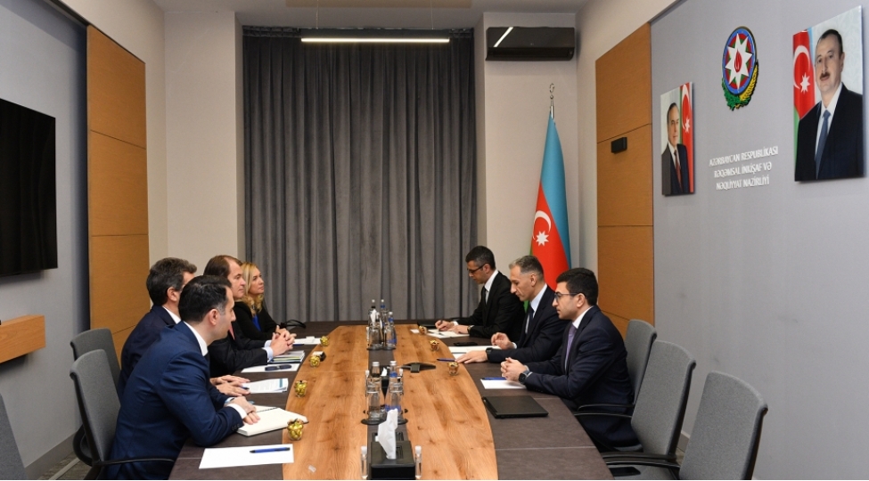 azerbaycan-ayib-ile-neqliyyat-layihelerinin-maliyyeleshmesini-muzakire-edib