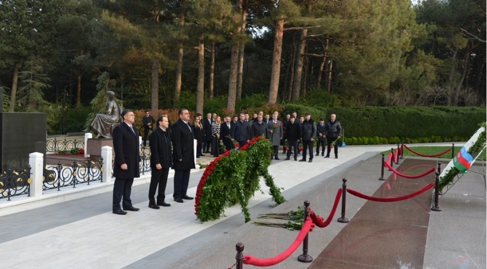 azpetrol-shirketinin-rehberliyi-ulu-onder-heyder-eliyevin-anim-gunu-ile-bagli-mezarini-ziyaret-edib