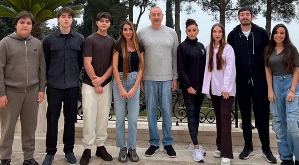 prezidentin-ad-gununde-aile-fotosu