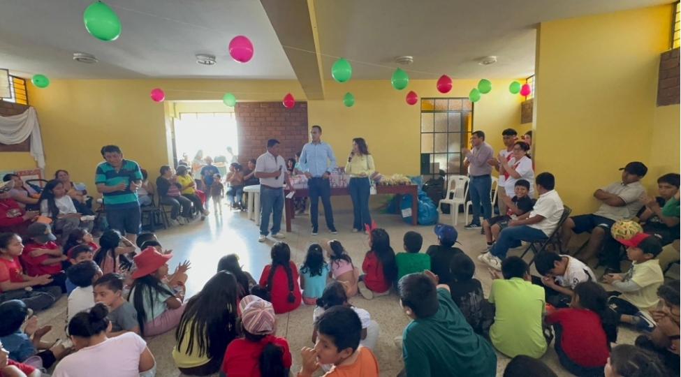 azerbaycan-sefirliyi-yoxsul-perulularin-ovladlarina-bayram-hediyyeleri-paylayib