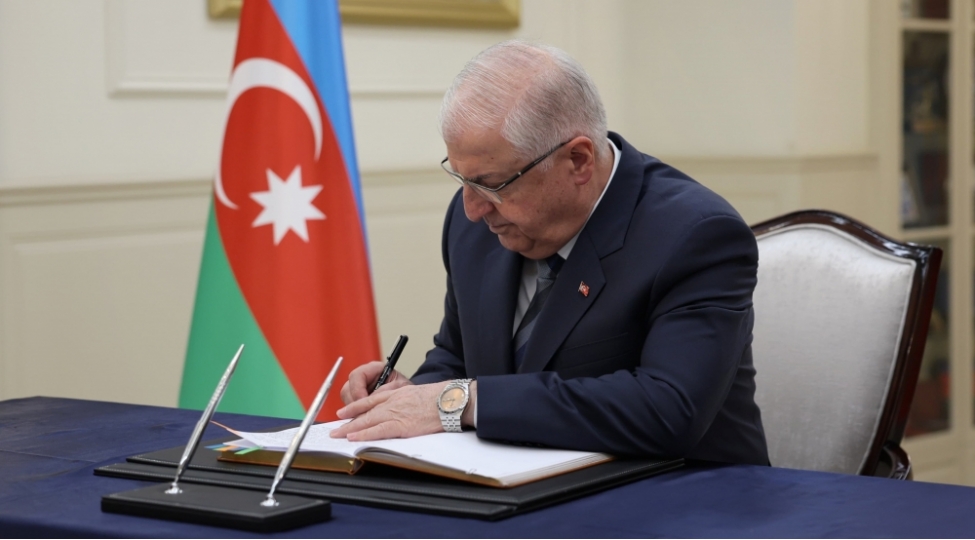 turkiyenin-mudafie-naziri-azerbaycan-sefirliyini-ziyaret-edib