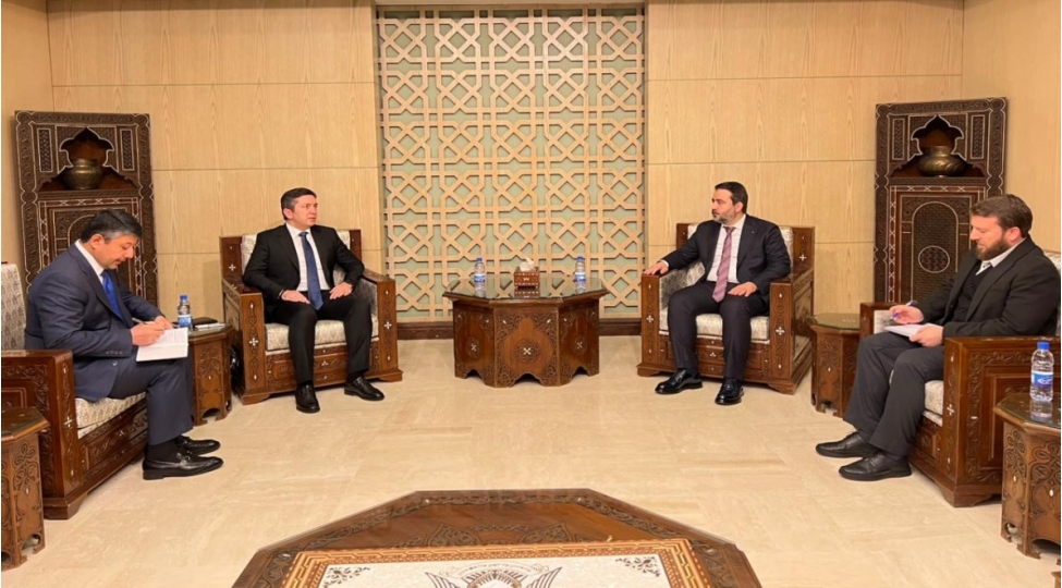 azerbaycan-xin-rehberinin-muavini-suriyaya-gedib