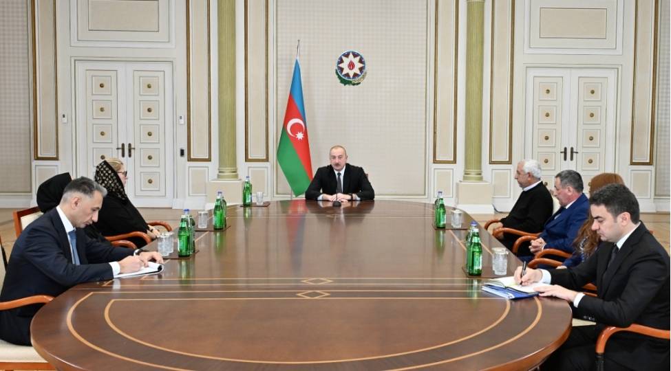 prezident-teyyare-qezasinda-helak-olan-ekipaj-heyetinin-aile-uzvleri-ve-sag-qalan-teyyare-beledchileri-ile-gorushub