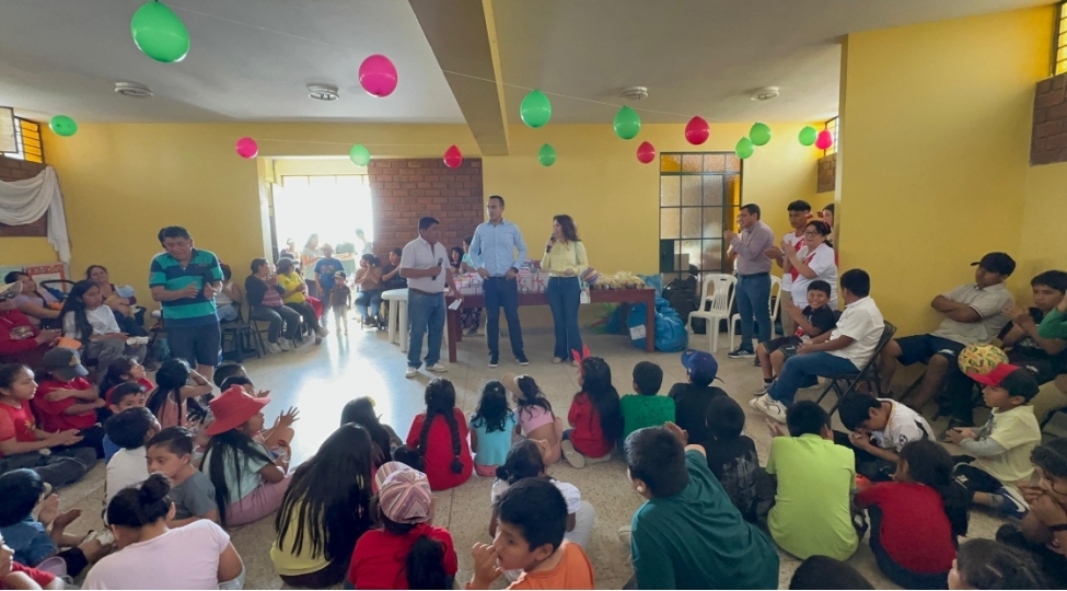 azerbaycan-sefirliyi-peruda-azteminatli-ailelerin-ushaqlarina-bayram-sevinci-bexsh-edib