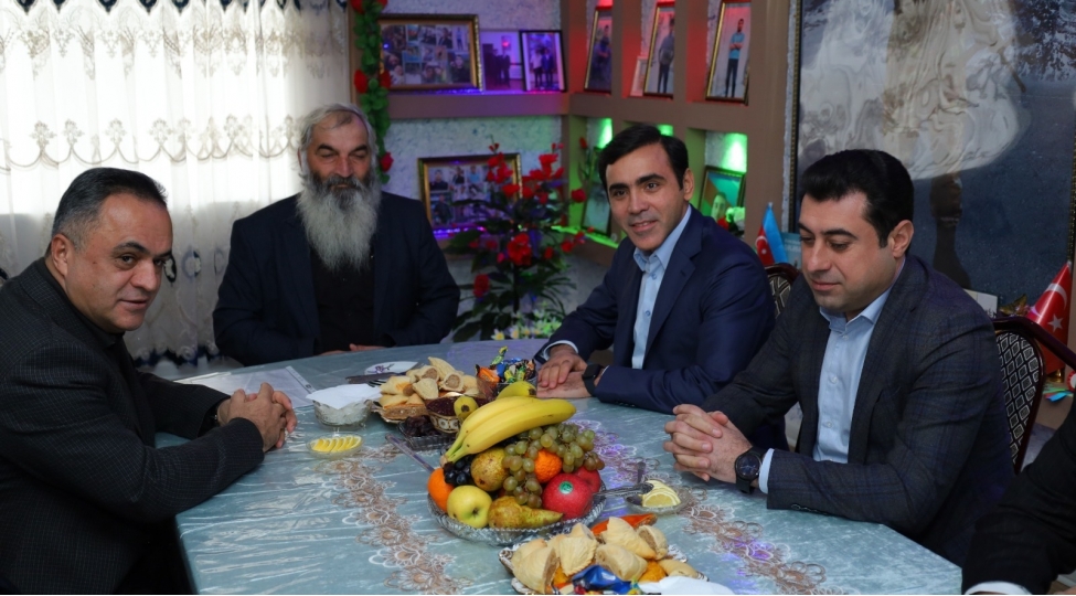 anar-memmedov-goranboyda-shehid-ailesini-ziyaret-edib