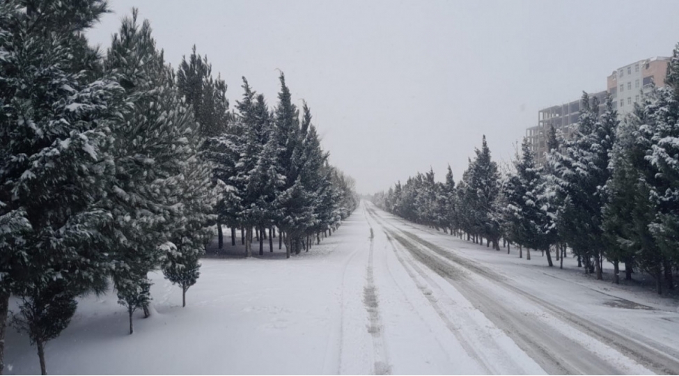 bakida-ve-absheronda-qarli-ve-shaxtali-hava-sheraiti-davam-edir-faktiki-hava