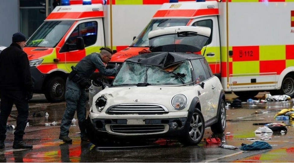 almaniyada-avtomobil-izdihamin-uzerine-surulub-2-olu-25-yarali-yenilenibvideo
