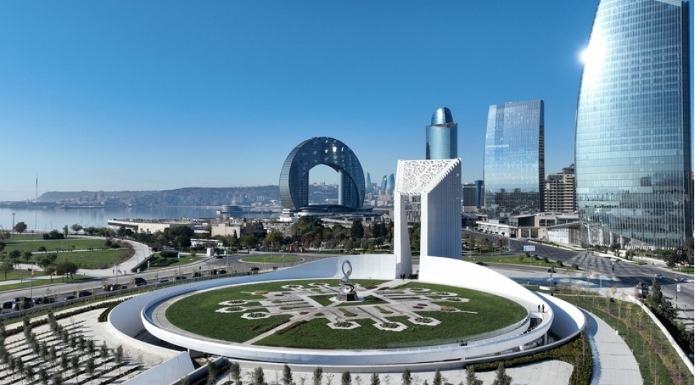 qazaxistanin-bash-naziri-oljas-bektenov-bakida-zefer-parkini-ziyaret-edib