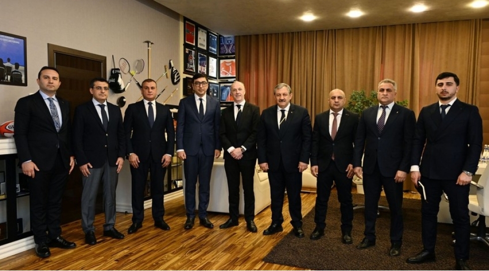 ferid-qayibov-wako-prezidenti-ileazerbaycanda-kikboksinqin-inkishafi-istiqametinde-gorulen-ishleri-muzakire-edib