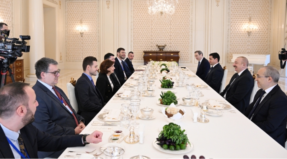 prezident-ilham-eliyevin-shimali-makedoniya-prezidenti-ile-lanch-esnasinda-genish-terkibde-gorushu-olub