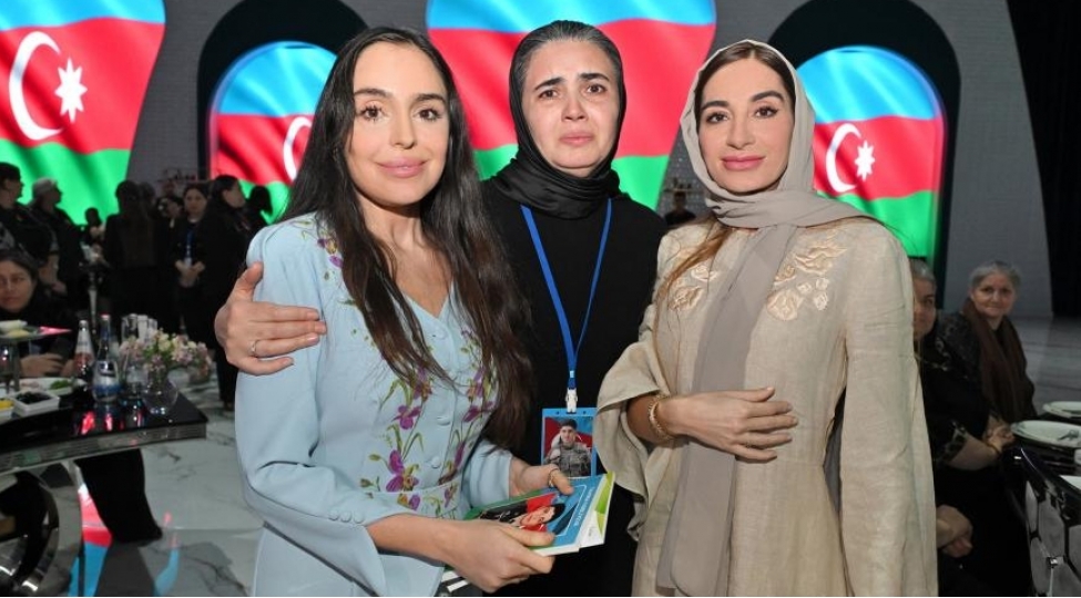 leyla-eliyeva-ve-arzu-eliyeva-shehid-analari-ile-iftar-meclisinde-ishtirak-edibler