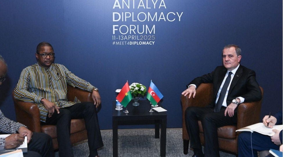 ceyhun-bayramov-burkina-faso-xin-rehberi-ile-emekdashliq-potensialini-muzakire-edib