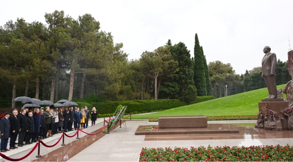 turkpa-nin-komite-sedrleri-ulu-onderin-mezarini-ziyaret-edibler