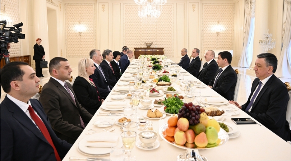 azerbaycan-ve-gurcustan-prezidentlerinin-nahar-esnasinda-genish-terkibde-gorushu-olub
