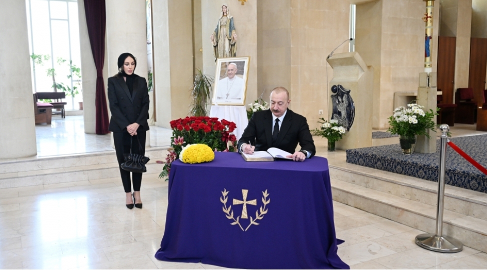 prezident-ilham-eliyev-bakidaki-muqeddes-meryem-ana-kilsesinde-roma-papasinin-vefati-ile-elaqedar-bashsagligi-verib