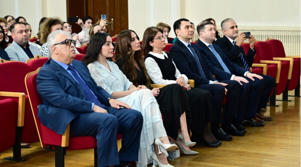 leyla-eliyeva-baki-musiqi-akademiyasinda-telebe-ve-genclerin-konsertinde-ishtirak-edib