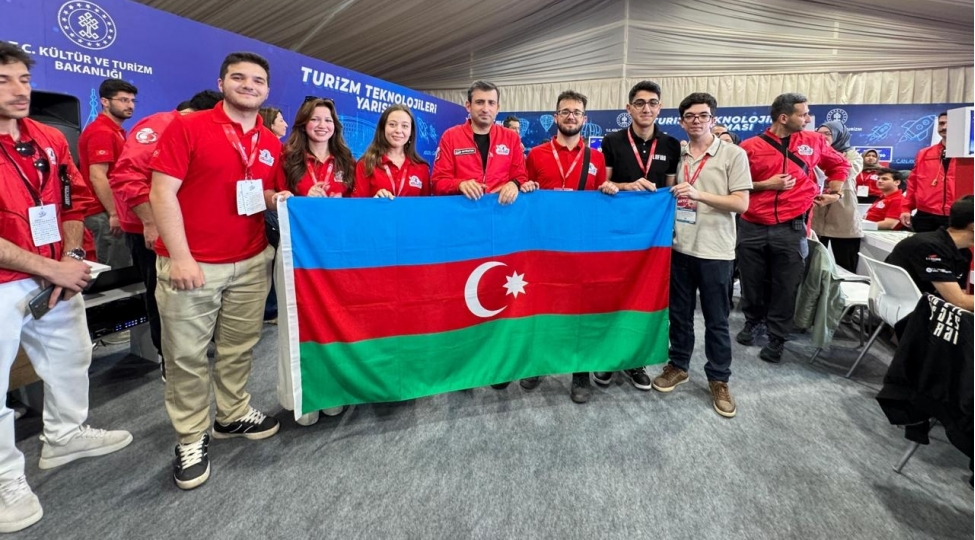 selchuk-bayraktar-banm-startaplarinin-numayish-edildiyi-stendlerle-tanish-olub
