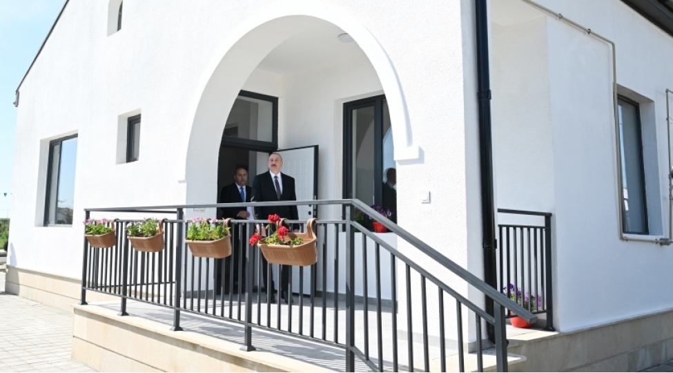 prezident-ilham-eliyev-agdamin-kengerli-kendinde-yeni-insha-edilmish-ferdi-evlerde-yaradilan-sheraitle-tanish-olub